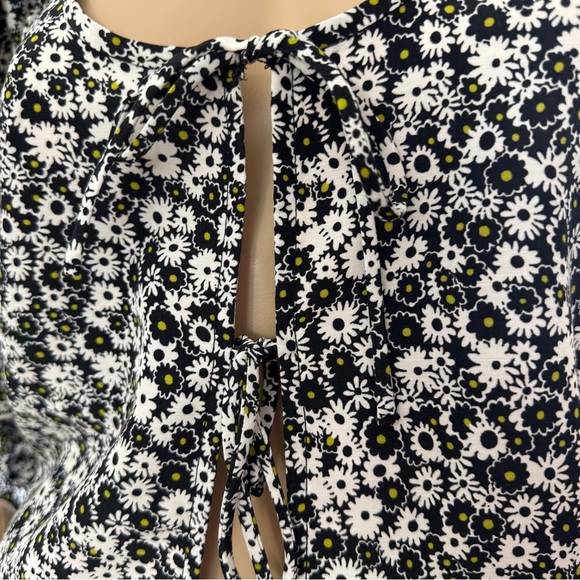 Levi's floral black and white puff sleeve top medium - Picture 3 of 5